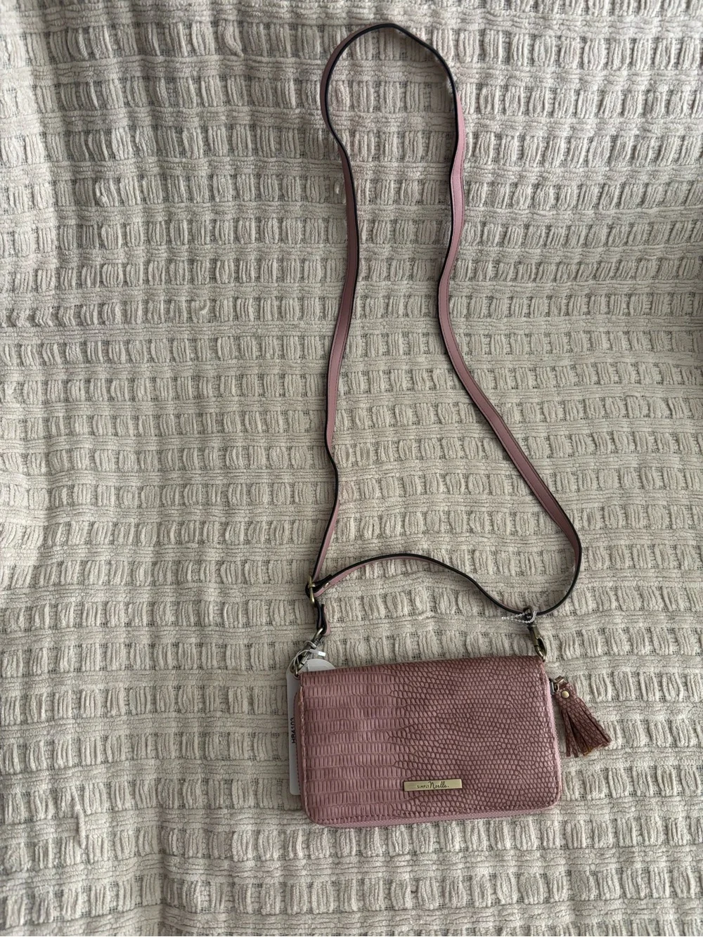 Simple Noelle Pink Textured Crossbody Bag with Gold Hardware - Picture 2 of 8